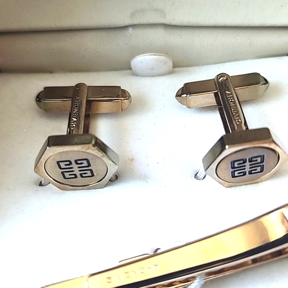 Givenchy Paris Tie Clip & Cufflink Gold Plated Set. - Picture 6 of 10